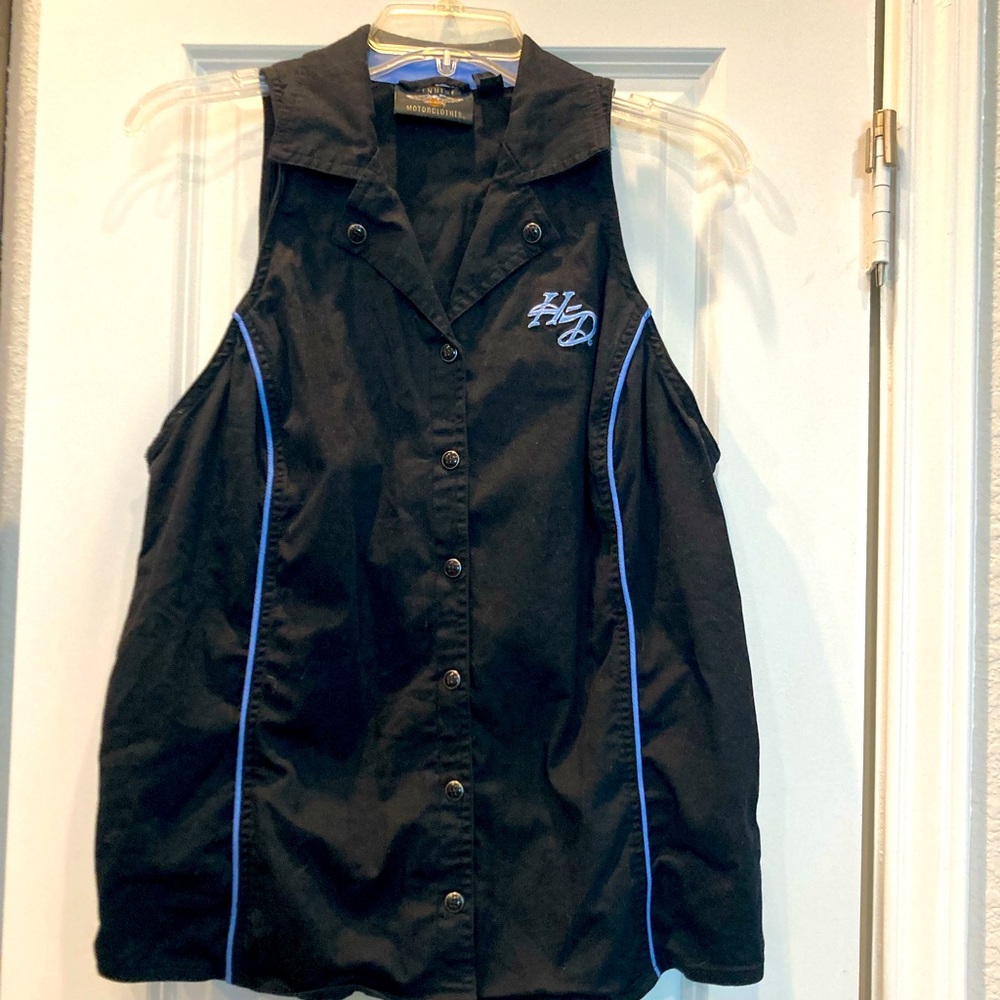 Harley Davidson ladies snap button tank size says XL but runs as a Medium to me.